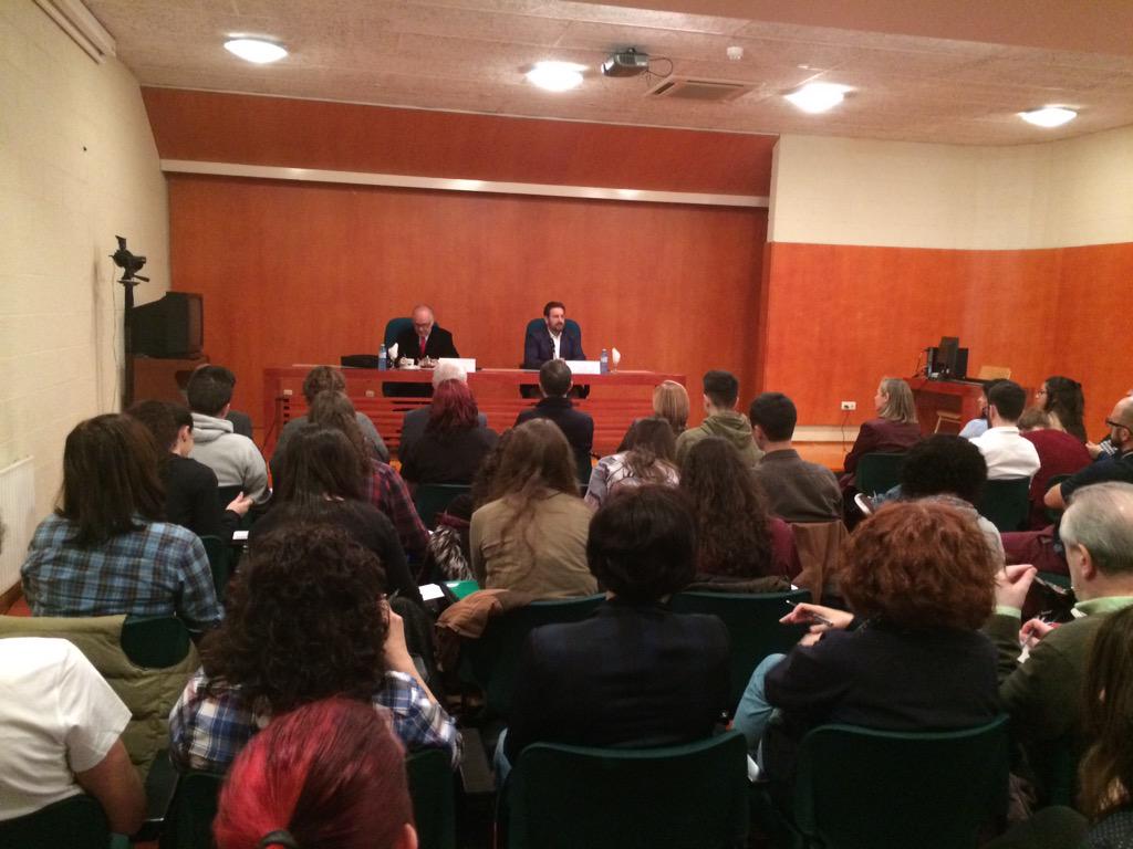 UDC_gal's tweet photo. Empeza a conferencia de Boaventura de Sousa nun abarrotado salón de grados en Socioloxía #25UDC http://t.co/0LBxwmXQCL
