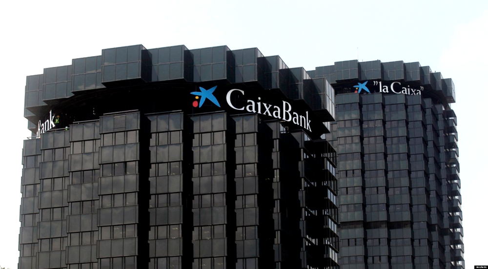 elEconomistaes's tweet photo. La OCU denuncia a #Caixabank por cobrar dos euros al sacar dinero en sus cajeros http://t.co/5JYvbVPzWC http://t.co/O1cv94lUoI