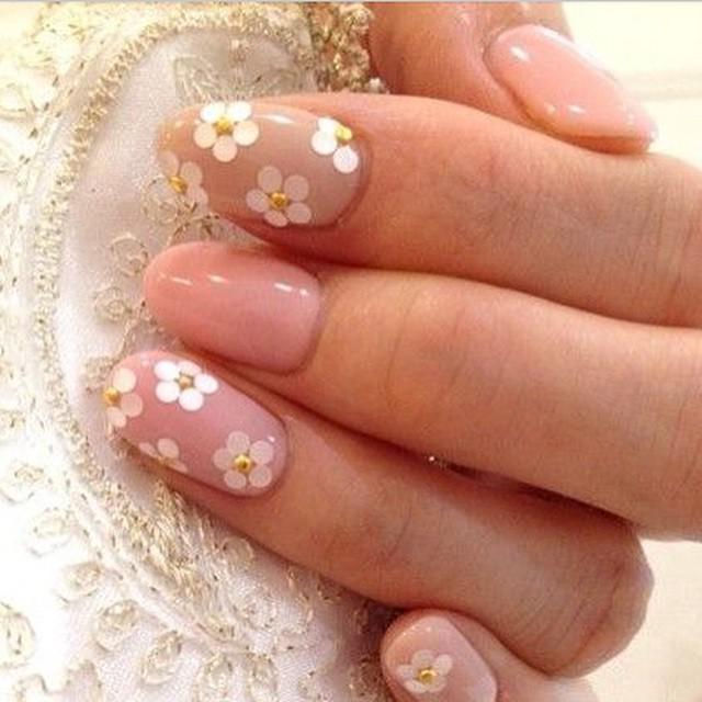 glosspod's tweet photo. Beautiful summer mani inspiration ☀️🌸 #London #summer #manicure #floral #trend #nailart http://t.co/ExtWhPQnHq