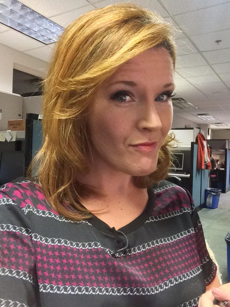 Fox5Kaitlyn's tweet photo. IN STUDIO @gurvirfox5 to me: that shirt makes you look thin. EVEN @BuckFOX5 agrees. #dateshirt http://t.co/F2TWwh4VKg
