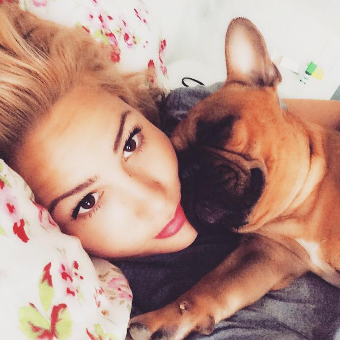 HegerAngelina's tweet photo. Psssst nicht weitersagen,das Frauchen mit mir im Bett kuschelt😳das mag Herrchen nämlich nicht 😍#abermama&amp;ichmögendas😀 http://t.co/msyQoW8yCj