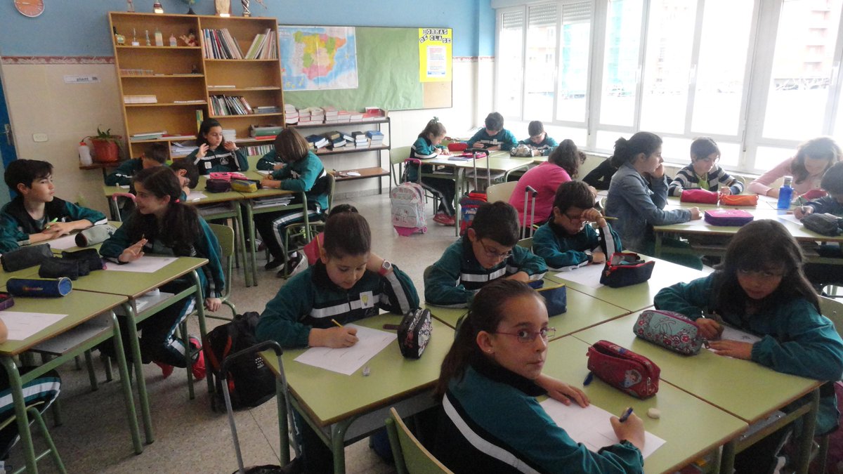 Colegiojuancruz's tweet photo. Mañana de worshops en ed. primaria, #proyecto CON100CIA2 para profundizar en la ciencia y en la tecnología http://t.co/50HLcPckY8