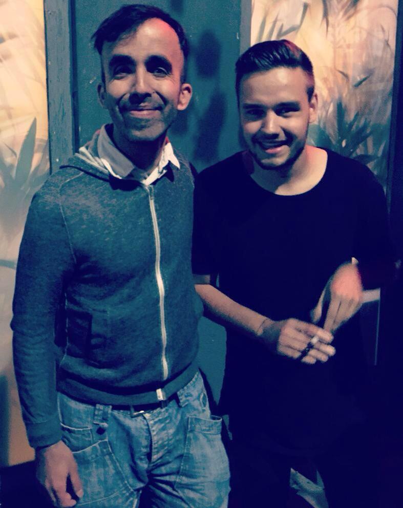 Facts1DSP's tweet photo. Liam ayer se tomo fotos con los fans que le esperaban fuera del estudio de grabación en Londres. #Facts1DSP http://t.co/KCoaeJo2w6