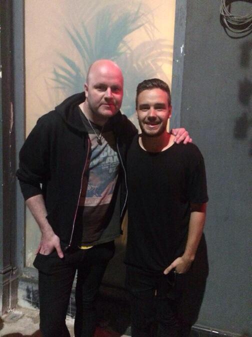 Facts1DSP's tweet photo. Liam ayer se tomo fotos con los fans que le esperaban fuera del estudio de grabación en Londres. #Facts1DSP http://t.co/KCoaeJo2w6