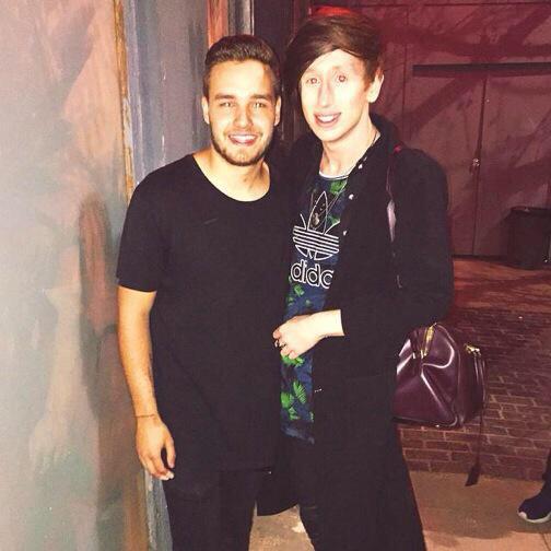 Facts1DSP's tweet photo. Liam ayer se tomo fotos con los fans que le esperaban fuera del estudio de grabación en Londres. #Facts1DSP http://t.co/KCoaeJo2w6