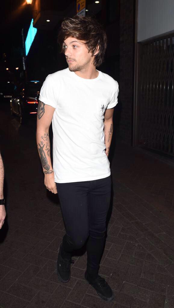 Facts1DSP's tweet photo. Louis ayer dejando un club nocturno de madrugada en Londres. #Facts1DSP http://t.co/l2Pj4oEkz8