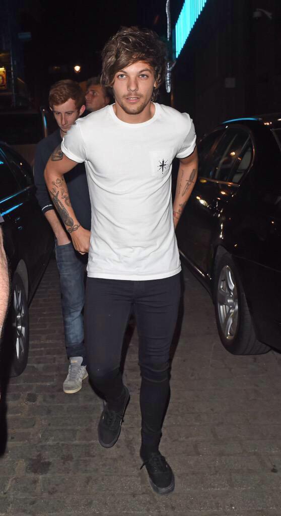 Facts1DSP's tweet photo. Louis ayer dejando un club nocturno de madrugada en Londres. #Facts1DSP http://t.co/l2Pj4oEkz8