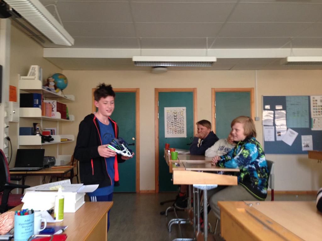 folkasboskolan's tweet photo. Dagens uppgift var att sälja en produkt till sina klasskamrater. Vilka kreativa och idérika elever👏👏 #retorik# http://t.co/l0Dv4Auoaj