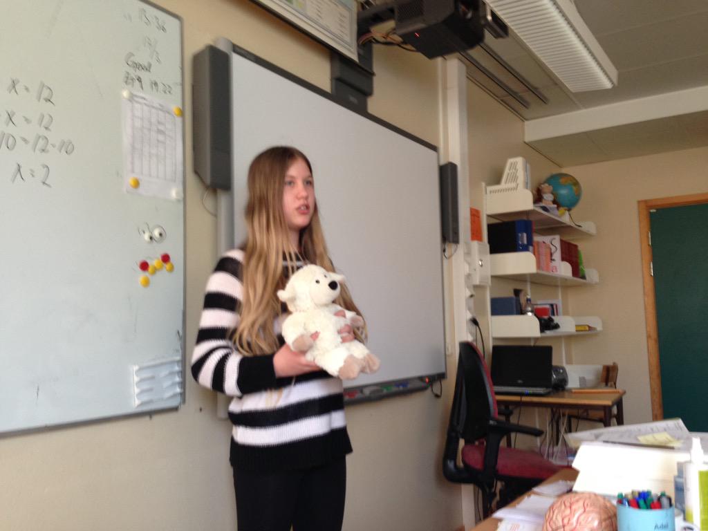 folkasboskolan's tweet photo. Dagens uppgift var att sälja en produkt till sina klasskamrater. Vilka kreativa och idérika elever👏👏 #retorik# http://t.co/l0Dv4Auoaj