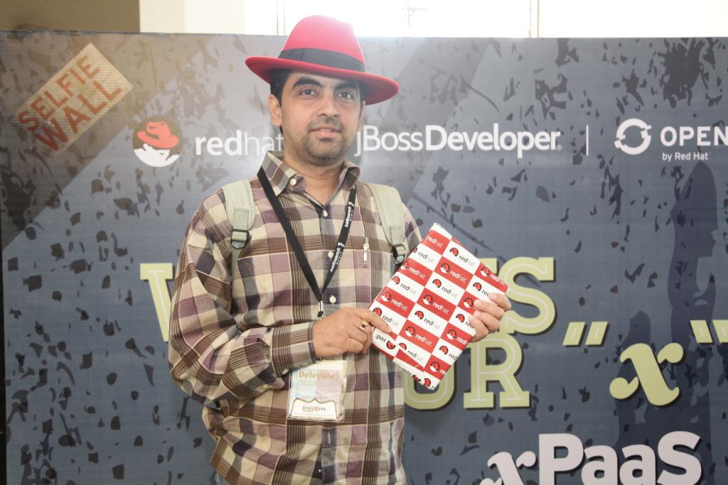 YounionEvents's tweet photo. Here's the lucky winner of the last #RedHat lucky draw from this edition of #GIDS. Thanks to all for participating. http://t.co/AD2FLkAmJo
