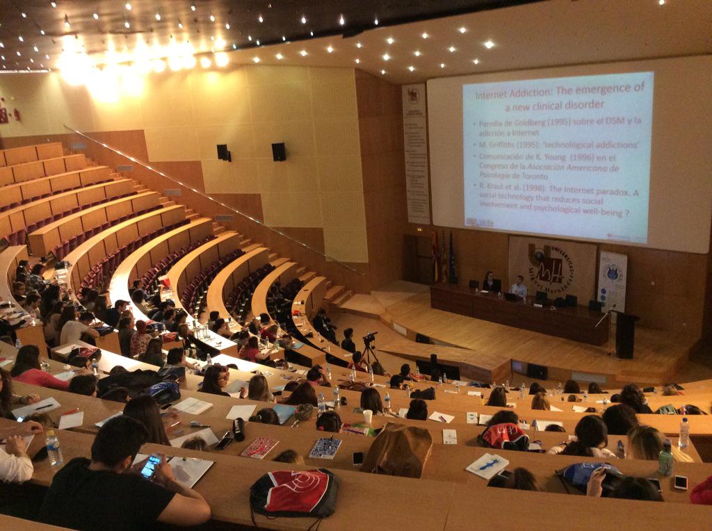 UniversidadMH's tweet photo. #Internet y sus adicciones en el @XII_CNEP. ¿Eres adicto a la tecnología?, ¿consultas el móvil nada más despertar? http://t.co/qoeleC8csW