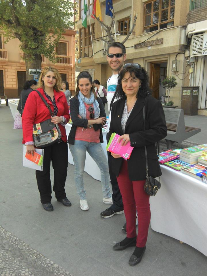PSOEDurcal's tweet photo. Toñi y parte de su equipo, visitan la exposición con motivo del día del libro. #YoConToñi #NosUneDurcal #NosUneDúrcal http://t.co/0YsPz6TYQi