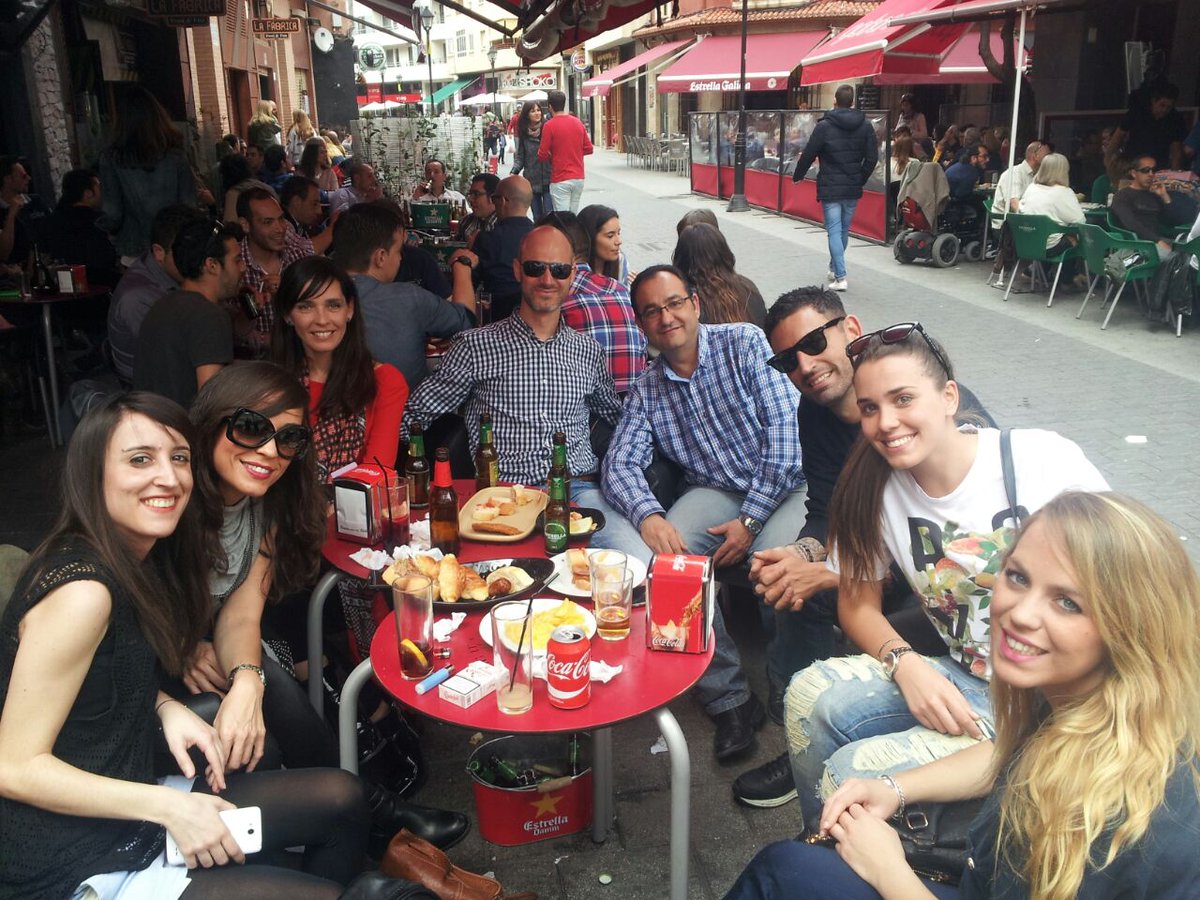 Teja_Premium's tweet photo. El finde pasado tuvimos de cañas a @Gh15_Yolanda @AlejandraGh15 y @djalexguerrero! ¡Muchas gracias chicos! http://t.co/Rxsty7Sx9j