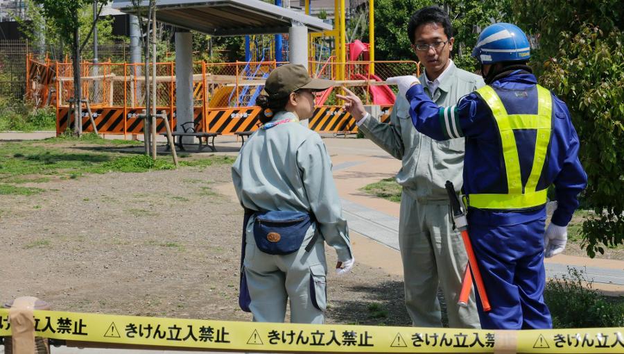WELTAMSONNTAG's tweet photo. 2000-fach über der Höchstgrenze - 
Tokio misst extreme Radioaktivität auf Spielplatz http://t.co/lethJmktGO http://t.co/qdEiaDIMdd