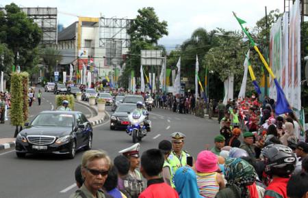 Iring-iringan Mobil Delegasi KAA Jadi Tontonan Warga Bandung

kabarkampus.com/2015/04/iring-…