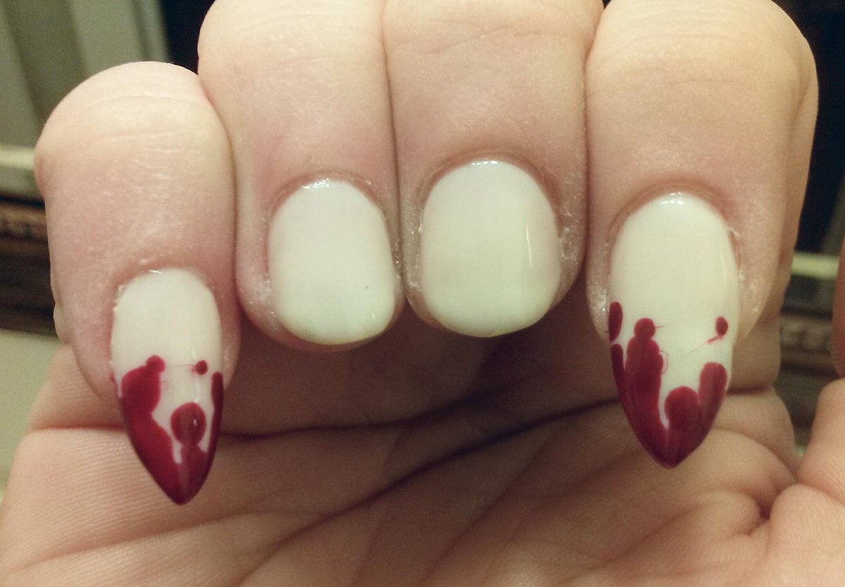 Ногти клыки. Ногти в готическом стиле короткие. Вампирские ногти маникюр. Маникюр зубы вампира. Ногти вампира.