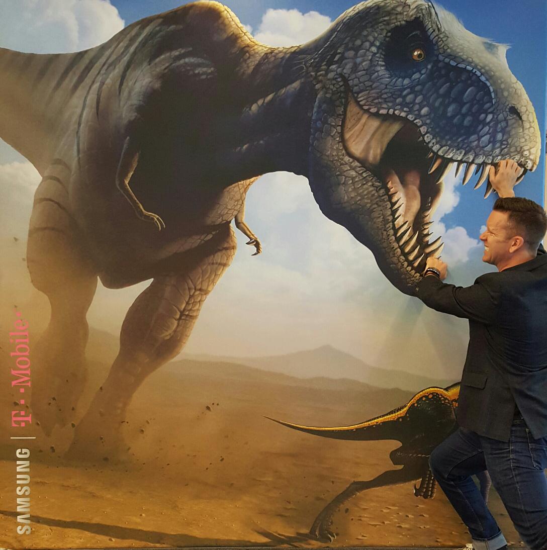 JoeSIXAPPEAL's tweet photo. The super fast #GalaxyS6 camera caught Lee taking on the t-rex. Man that was fast! #guesswhowon http://t.co/bhC4PhYbIa