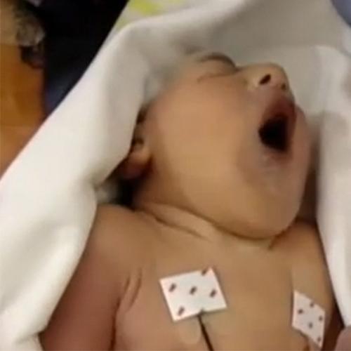 abc13houston's tweet photo. 100-minute-old newborn baby becomes youngest organ donor in the UK: http://t.co/QFzatny8g4 http://t.co/yjRKygjUYG
