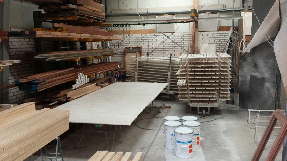AannemerSimons's tweet photo. Met deze stapel gespoten latten kunnen we het lange weekend in! #spuitwerk #maatwerk Mooi uit eigen werkplaats ! http://t.co/wh0UQmy6qc