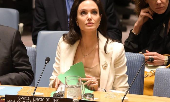 JornalOGlobo's tweet photo. Jolie: 'É repugnante ver refugiados que se afogam no limiar do continente mais rico do mundo'. http://t.co/PKQ8qWmtBz http://t.co/fk2CFeFMtx