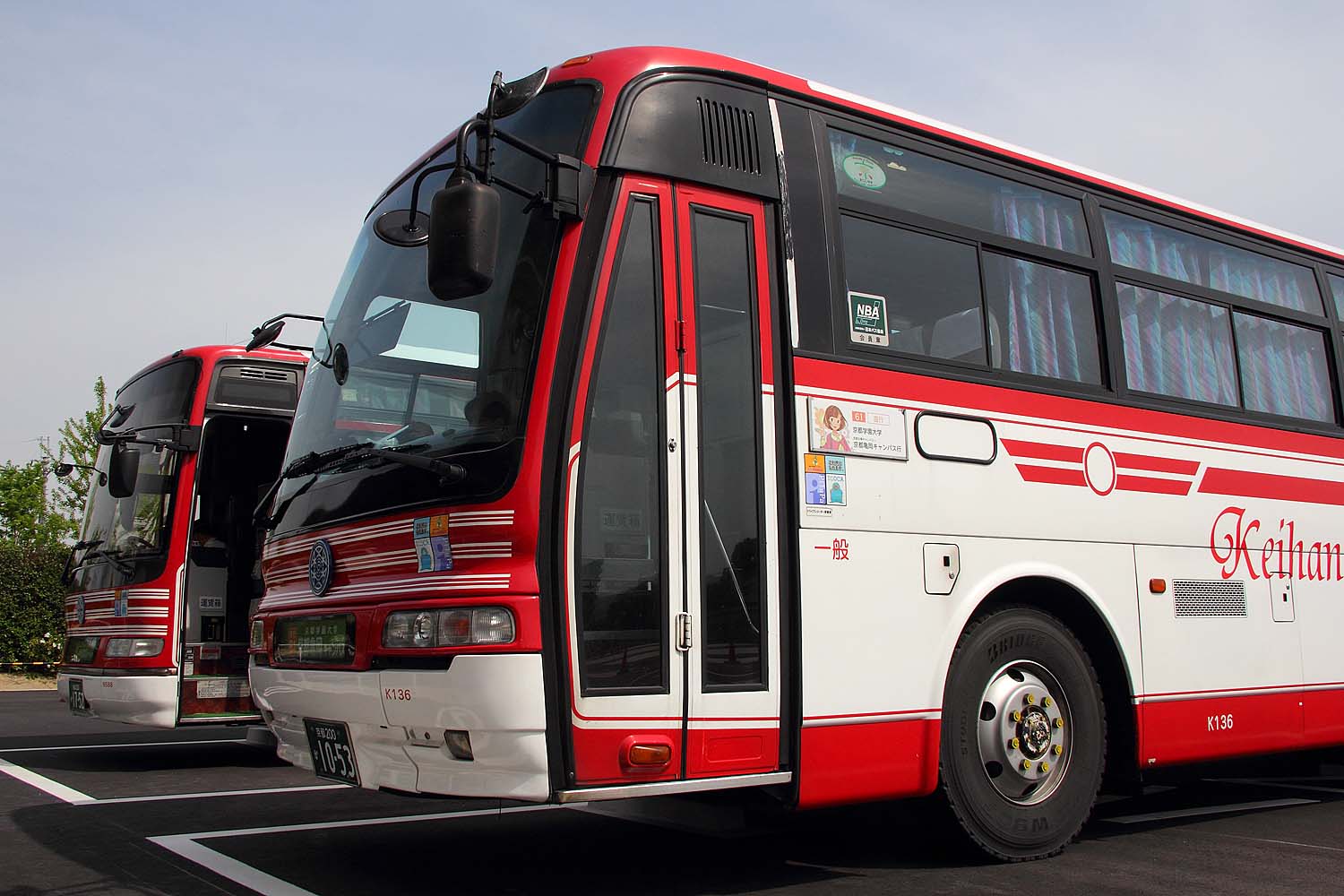 敦賀の人 京阪京都交通 京都学園大学太秦キャンパス 亀岡キャンパスを結ぶ路線バス車両の一部車両の後部に太秦そののイラスト ドア 横のサボにもイラストあり 片道470円 スルッとkansai3dayチケットで乗車可能なエリアらしいです Http T Co