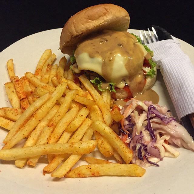 Ranggocafe's tweet photo. @anissyaqireen Kat @Jokercafemy ada burger padu 👍 http://t.co/1rhR4UqmAp