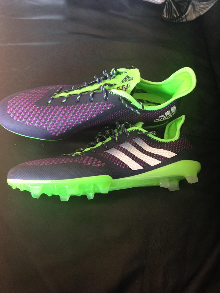 MarkEllis90's tweet photo. Mom: will they make you a better player now?
Me: I bloody well hope so!! #newcleats #addidas #bootcrush http://t.co/oN50HpBTvp