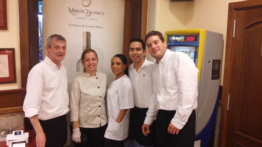 barfitero's tweet photo. Aqui esta nuestro equipo, en la presentacion del nuevo vino de ramon bilbao, monte blanco http://t.co/zZGH97Fae1