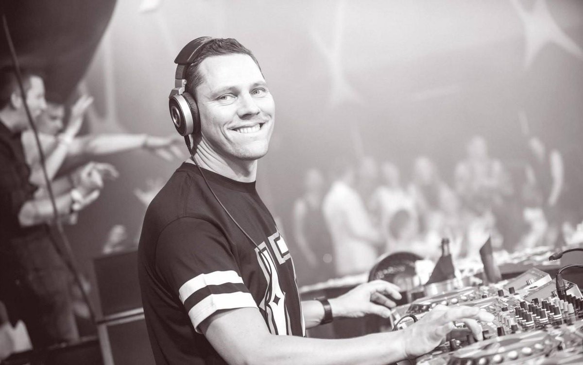 dancingastro's tweet photo. .@Tiesto sets out to do what Simon Cowell could not. http://t.co/uL5aPnDRS6 http://t.co/f3dorkvo8a