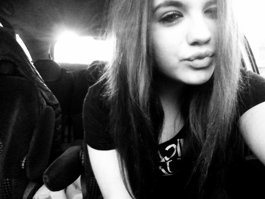 jackybee38's tweet photo. Im auto warten 😍😜 http://t.co/Sc88lPs7xm