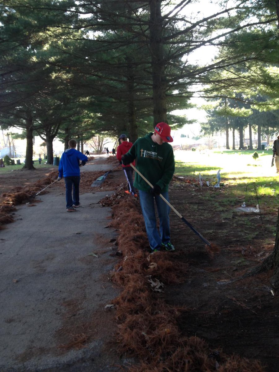 missvanderkolk's tweet photo. Freshmen are rocking the rakes at #HCPworkathon2015 http://t.co/MBBFt69qxM