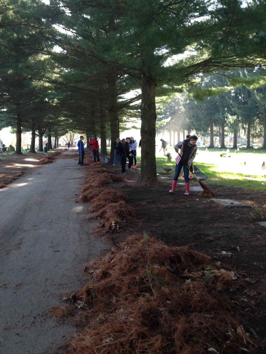 missvanderkolk's tweet photo. Freshmen are rocking the rakes at #HCPworkathon2015 http://t.co/UWFmRy0xhw