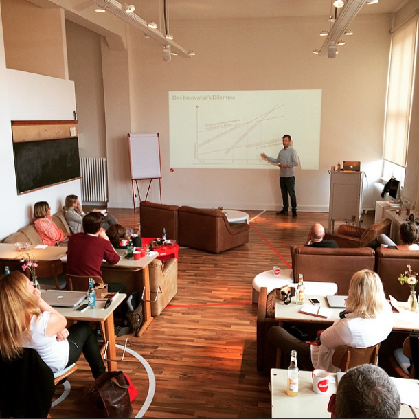 GoodSchool's tweet photo. Voll von 4 Tagen #CampDigital gibt uns @eranium jetzt den Rest und erklärt uns, wie das Neue ins Alte kommt http://t.co/numH4UaeE3
