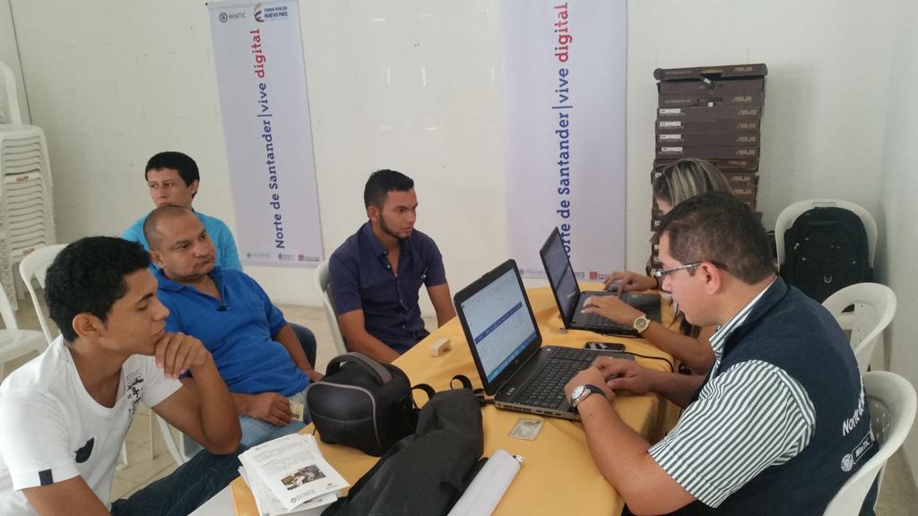 ViveDigitalNdeS's tweet photo. Los cucuteños iniciaron su proceso de inscripción para certificarse como ciudadano digital. @opinionweb @QhuboCucuta http://t.co/U9d9ctipke