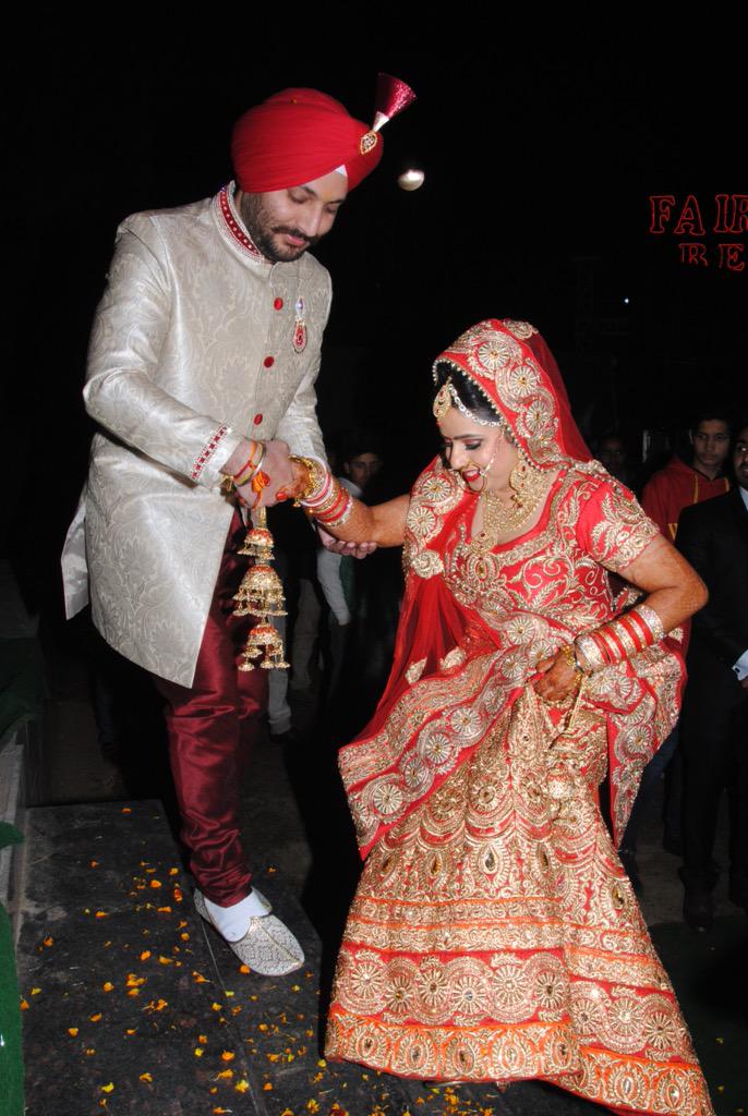 Indianwear's tweet photo. Love the #bridal #lehngacholi http://t.co/TvKtxCLtGz