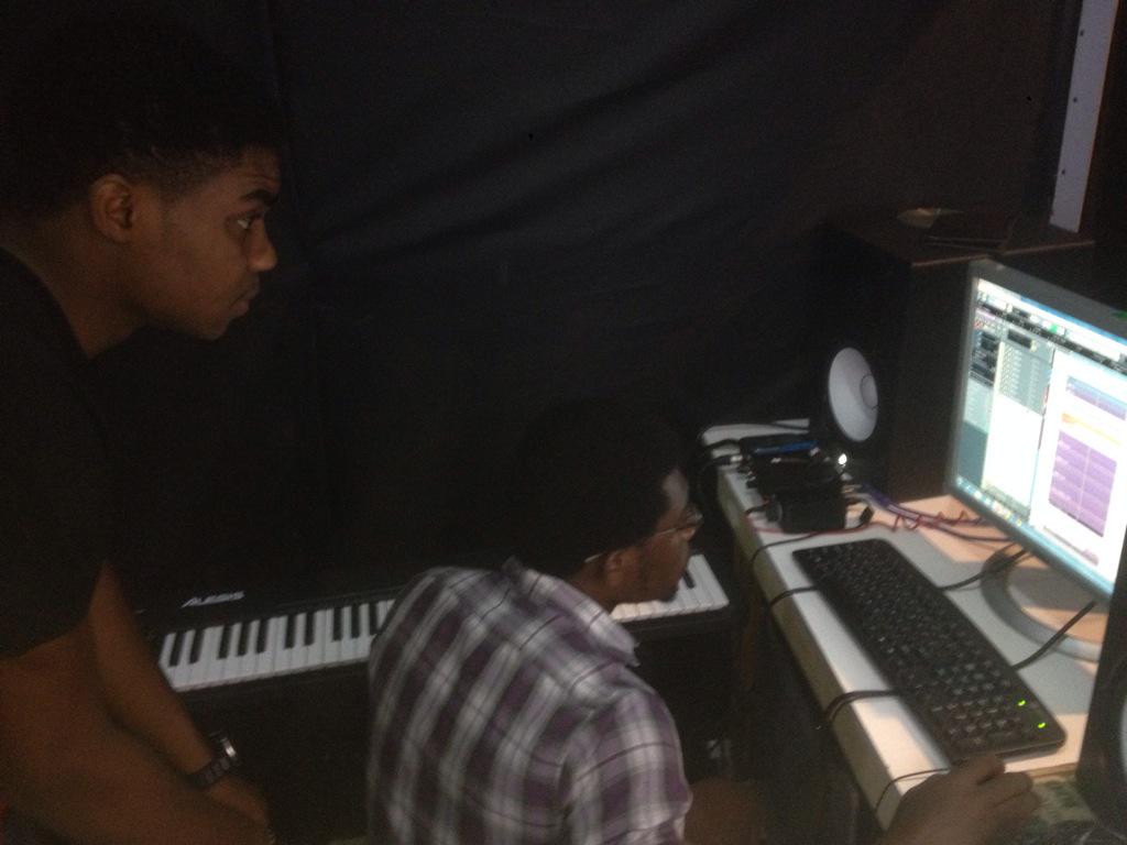 Flemzylamar's tweet photo. Something big coming soon.....#DSA#5Star http://t.co/gj6GrmmXfT