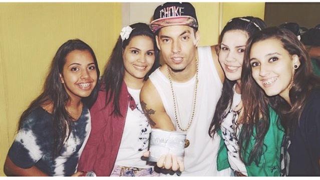 TriboRet's tweet image. Hj faz 1ano q eu fui no seu show em SP... E por acaso do destino, vamos comemorar juntos em LORENA! @FilipeRet  PEY