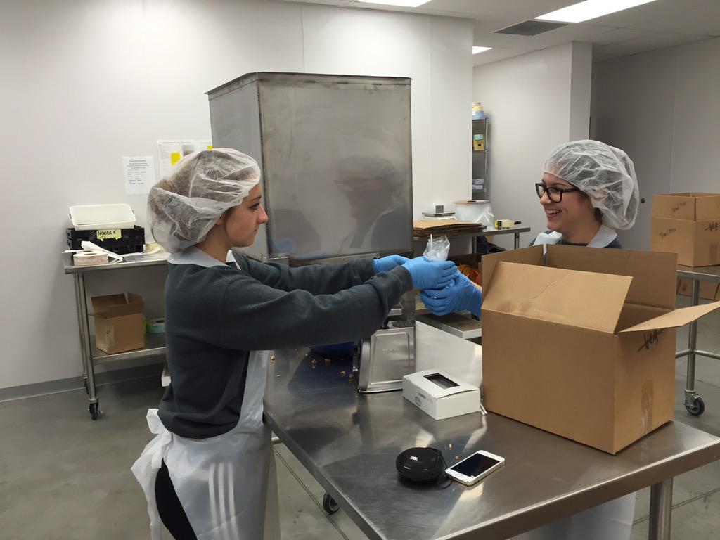 HackettCatholic's tweet photo. Sophomores at Loaves and Fishes #HCPWorkathon2015 http://t.co/rPZ4VbcXah
