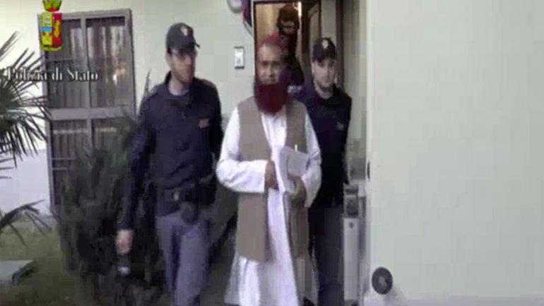 elregionalsalta's tweet photo. Cayó célula de Al Qaeda que planeaba un atentado en el Vaticano
http://t.co/rtzrmiWDpN http://t.co/Ozzi1EnEad