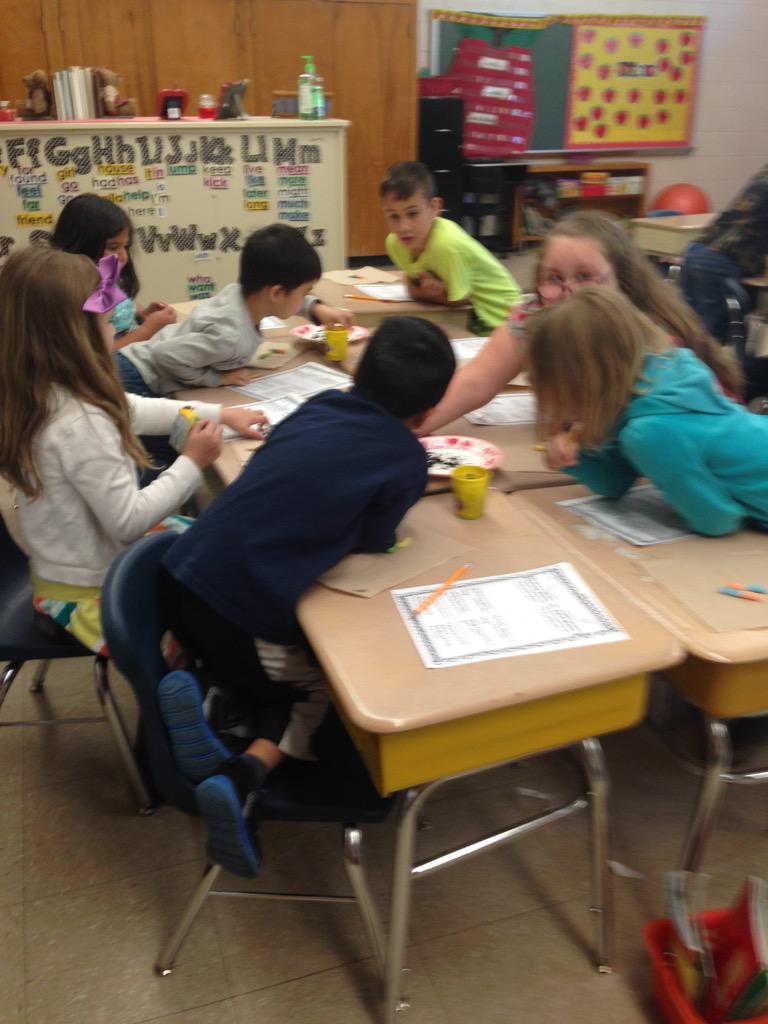 sealeytj's tweet photo. We "dig worms" in Mrs. Sealey's first grade! Rocking science at Rockfish!!!!@OwenNoS #rfes #rocktified http://t.co/QCZDLnygXs