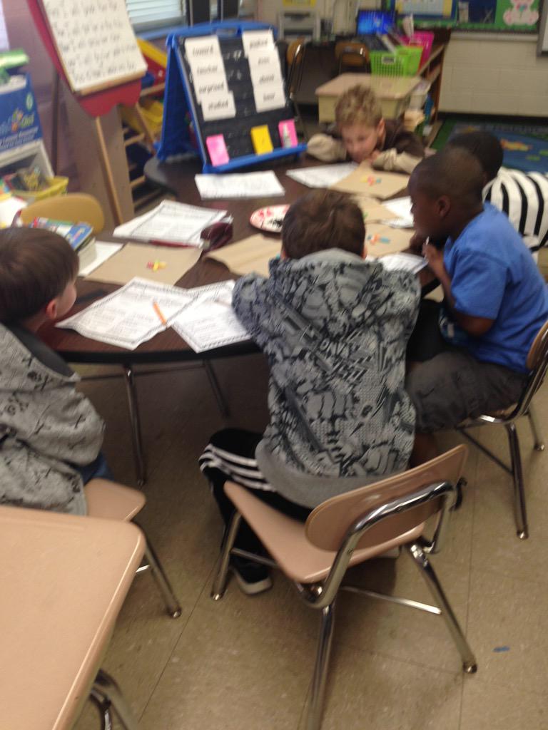 sealeytj's tweet photo. We "dig worms" in Mrs. Sealey's first grade! Rocking science at Rockfish!!!!@OwenNoS #rfes #rocktified http://t.co/QCZDLnygXs