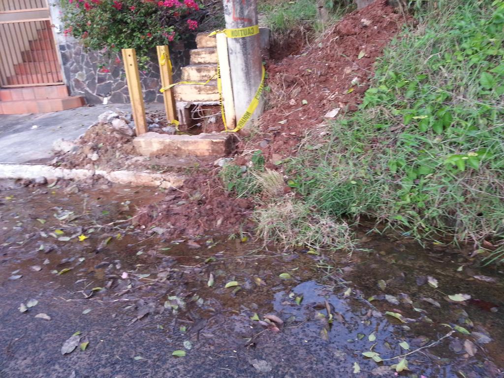 jomlim16's tweet photo. @IDAANinforma fuga de agua potable;  Betania calle 69 Oeste-Rua del Espiritu Santo.  por favor; criaderos/ mosquitos http://t.co/7dhqdzuEVj