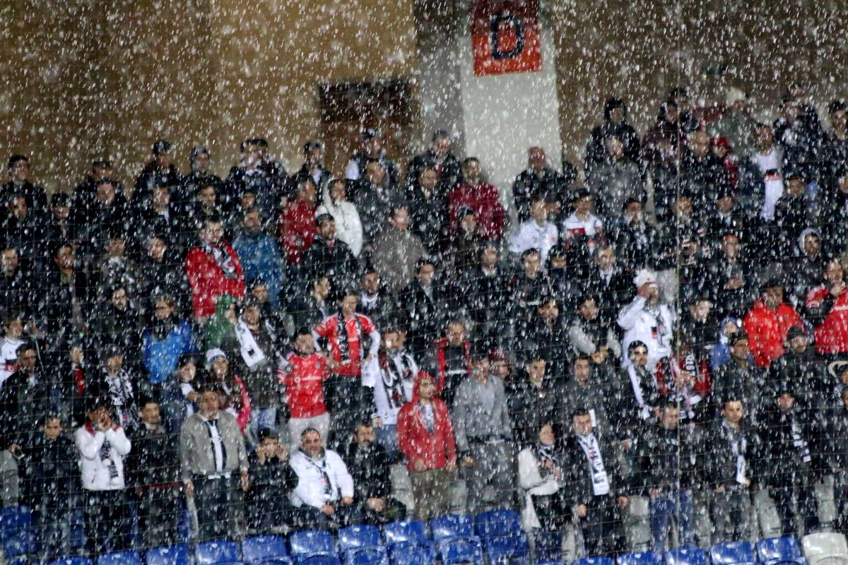 Sensizliğin korkusu,
Sardı dört bir yanımı,
BEŞİKTAŞ