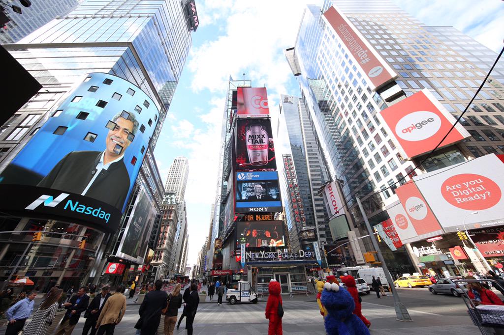 NasdaqExchange's tweet photo. After the @Nasdaq Opening Bell, @Apigee takes over #TimesSquare! 🎉🔔 $APIC #IPO #IloveAPIs http://t.co/IvnlnHWeQZ