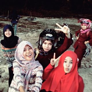 ratih_86395's tweet photo. Bareng guru" kite http://t.co/GWtsSK3Ady