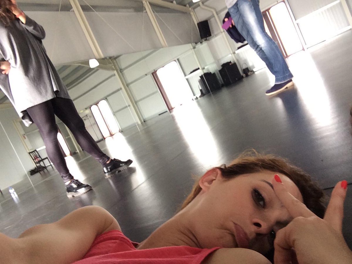 saraprata9's tweet photo. Não consigo sair do chão #dcae #anybodyhelp http://t.co/ZvTQujxv1S