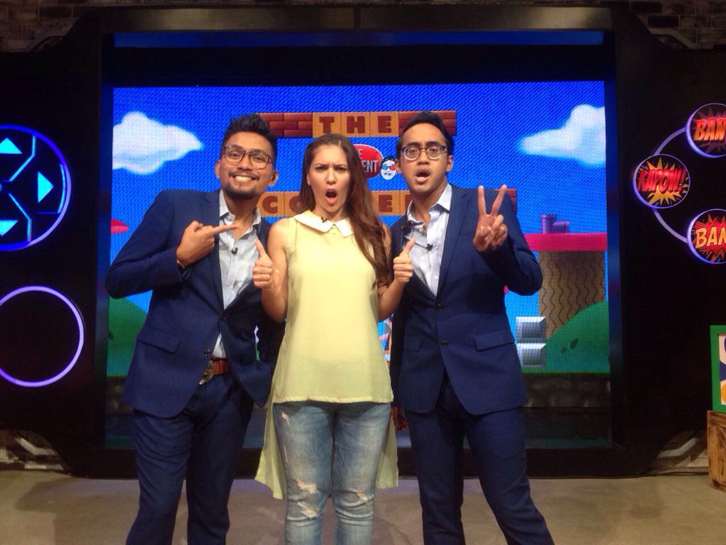 The Comment now watching HANNAH AL RASHID wearing Yaitu ❤️❤️❤️❤️