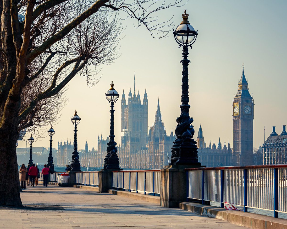TelegraphTravel's tweet photo. Watching the live #LondonMarathon on Sunday? Here's our London travel guide to help your trip http://t.co/C5psdqbJs2 http://t.co/Q5kelxSXbI