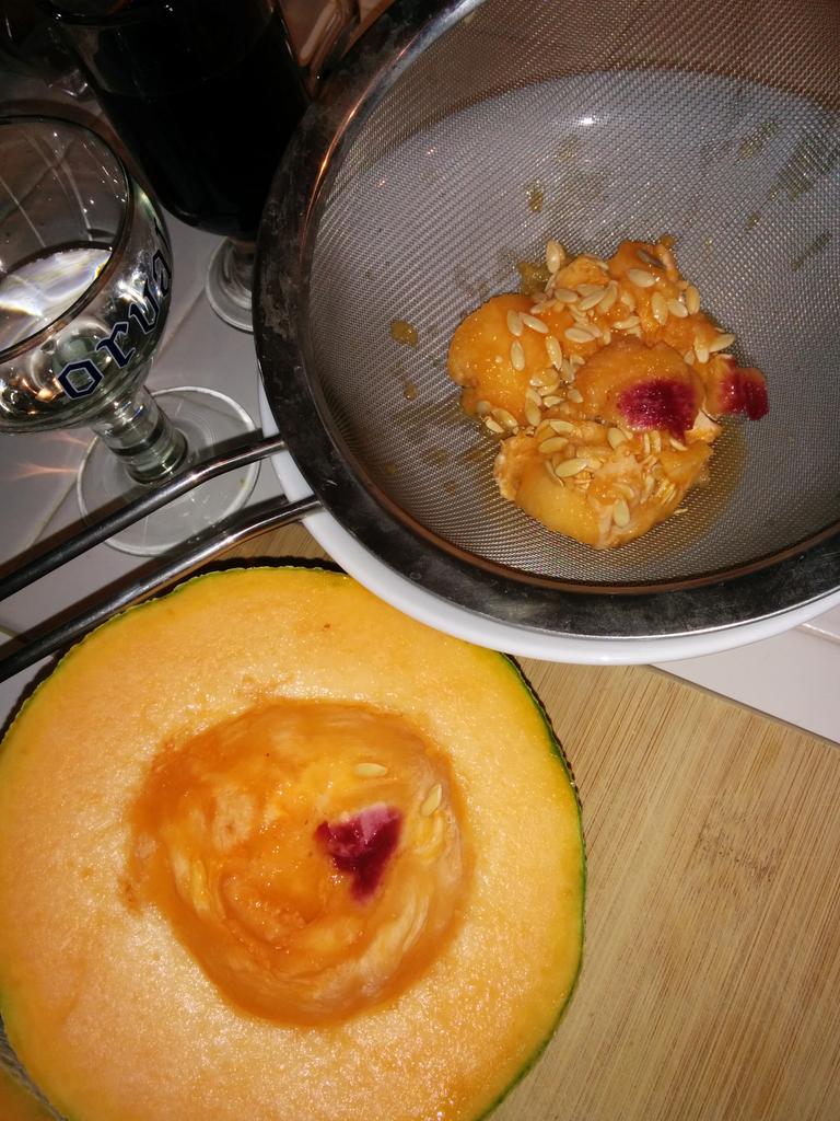 malumalukucing's tweet photo. @USDA Next food trend: blood orange cantaloupes. Really though, what is this and should I eat it? #mysteryfruit http://t.co/EAwHMM1sxe