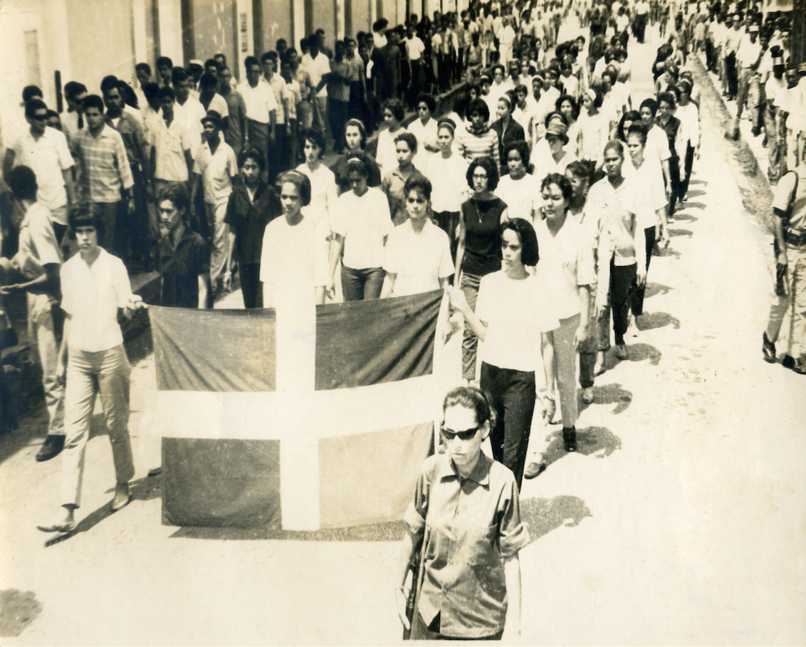 Mi mamá, Piky Lora, marchando con su fusil al hombro. Sé que en ningún otro  lugar fue mas feliz #abril65